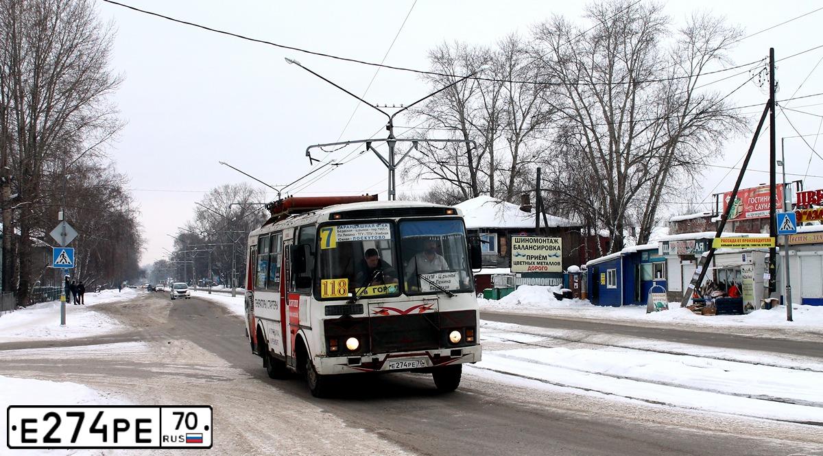 Фото автомобиля PAZ 3205, 2001 — госномер Е274РЕ70. Цвет: Бело-красный