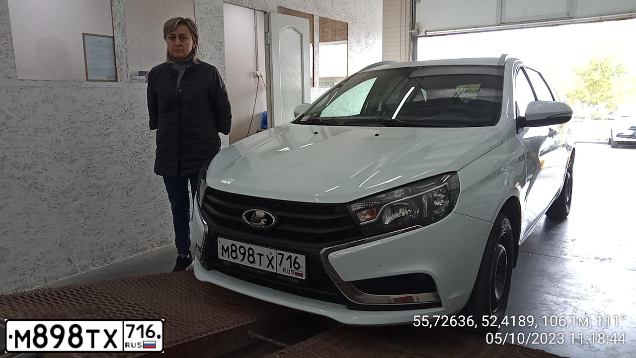 Фото автомобиля LADA VESTA, 2018 — госномер М898ТХ716. Цвет: БЕЛЫЙ
