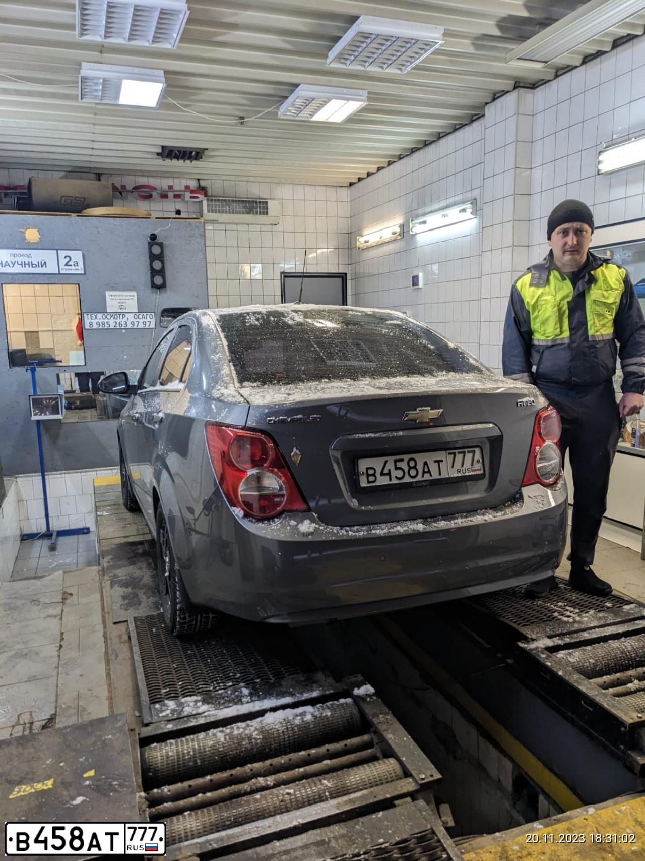 Фото автомобиля CHEVROLET AVEO, 2014 — госномер В458АТ777. Цвет: Серый