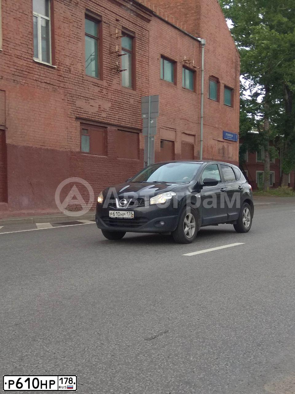 Фото автомобиля NISSAN QASHQAI, 2013 — госномер Р610НР178. Цвет: ЧЕРНЫЙ