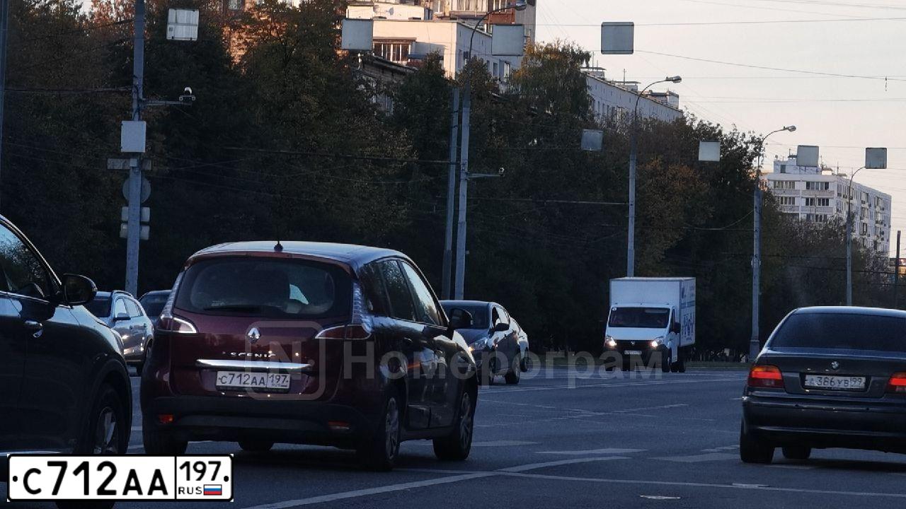 Фото автомобиля RENAULT SCENIC, 2013 — госномер Е153ВС76. Цвет: КРАСНЫЙ