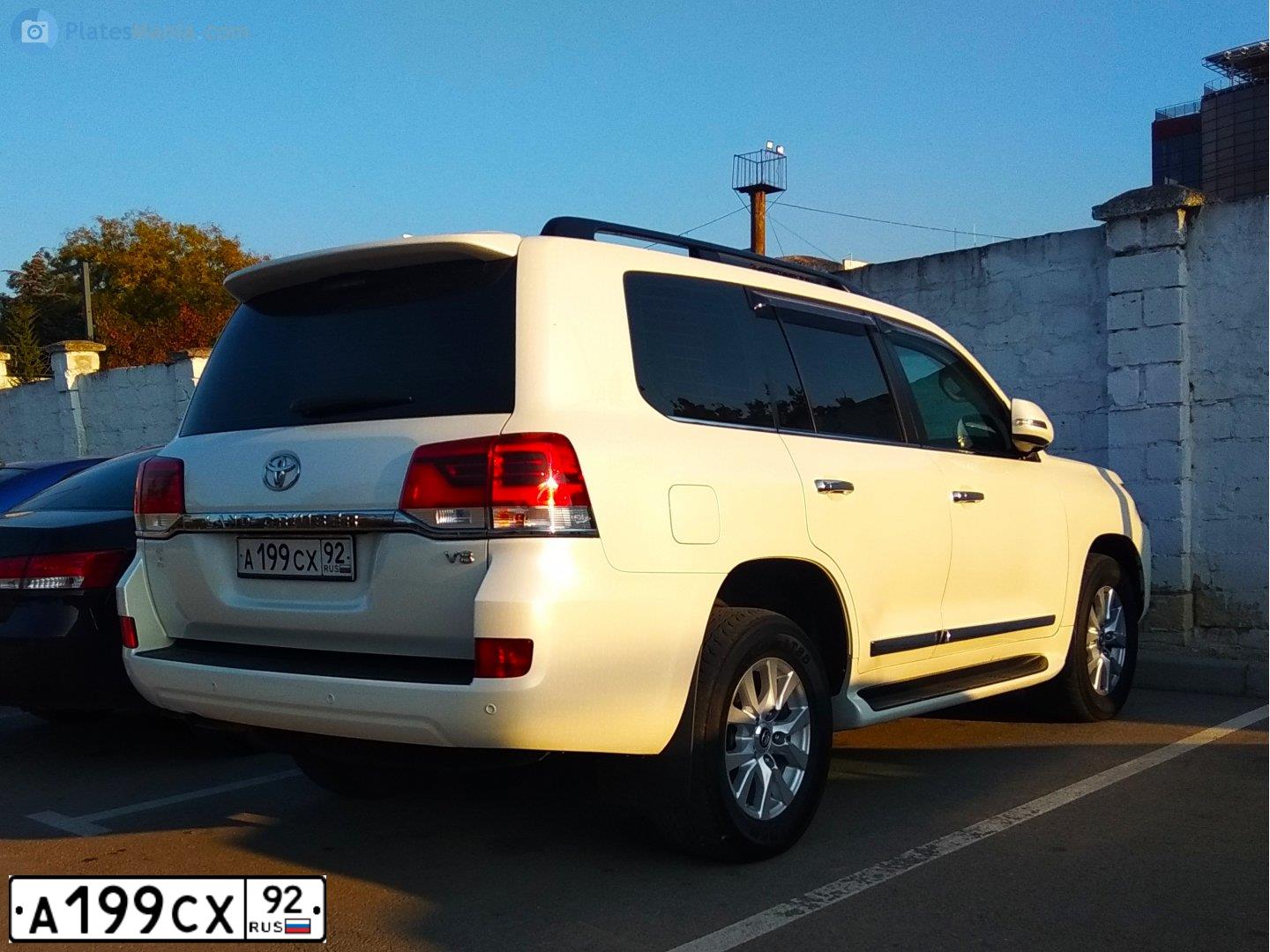 Фото автомобиля TOYOTA  LAND CRUISER 200, 2015 — госномер К333КВ82. Цвет: БЕЛЫЙ
