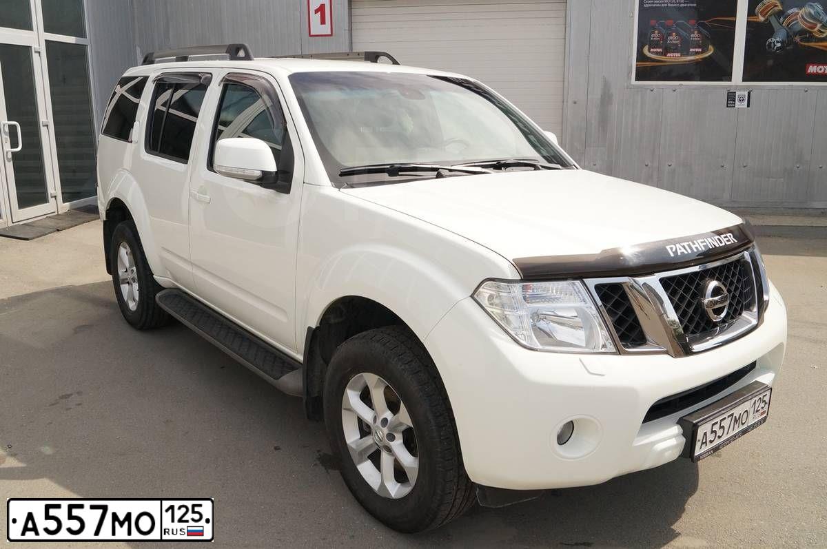 Фото автомобиля NISSAN PATHFINDER, 2011 — госномер А557МО125. Цвет: Белый