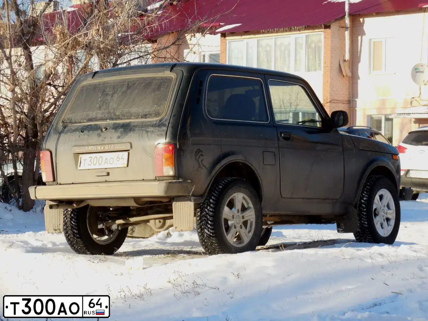 Фото автомобиля LADA 2121 NIVA, 2015 — госномер Т300АО64. Цвет: ТЕМНО ЗЕЛЕНЫЙ