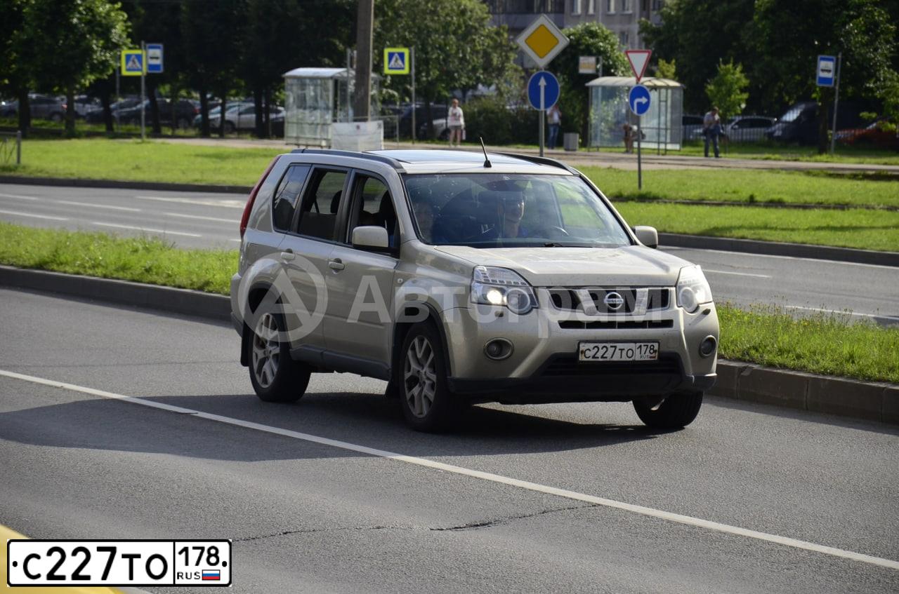 Фото автомобиля NISSAN X-TRAIL, 2012 — госномер С227ТО178. Цвет: ЗОЛОТИСТЫЙ