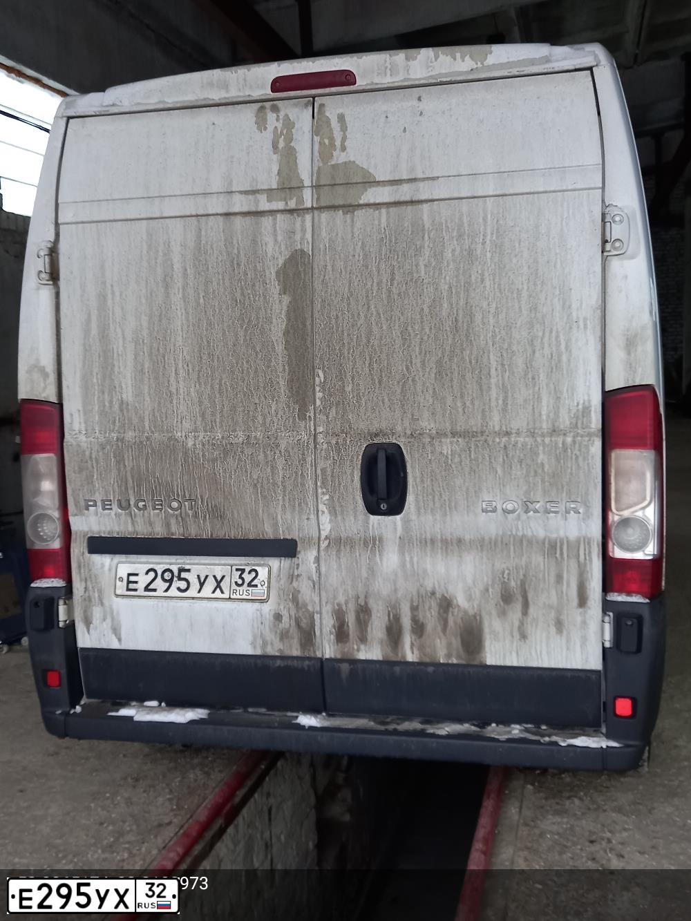 Фото автомобиля PEUGEOT BOXER, 2008 — госномер Е295УХ32. Цвет: Белый