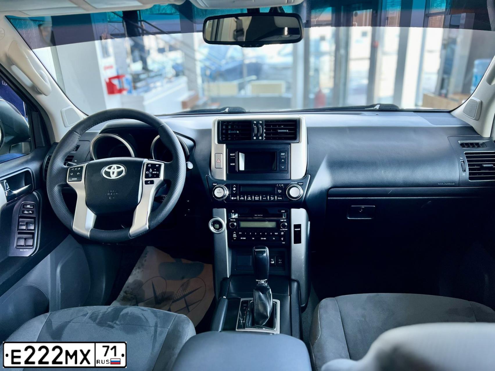 Фото автомобиля TOYOTA LAND CRUISER 150 (PRADO), 2011 — госномер О633ОН71. Цвет: БЕЛЫЙ