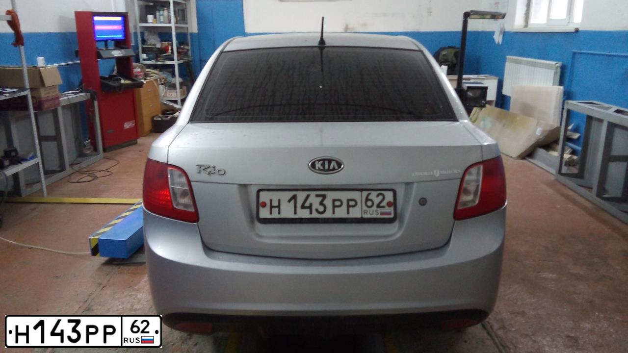 Фото автомобиля KIA RIO, 2009 — госномер Н143РР62. Цвет: СЕРЕБРИСТЫЙ