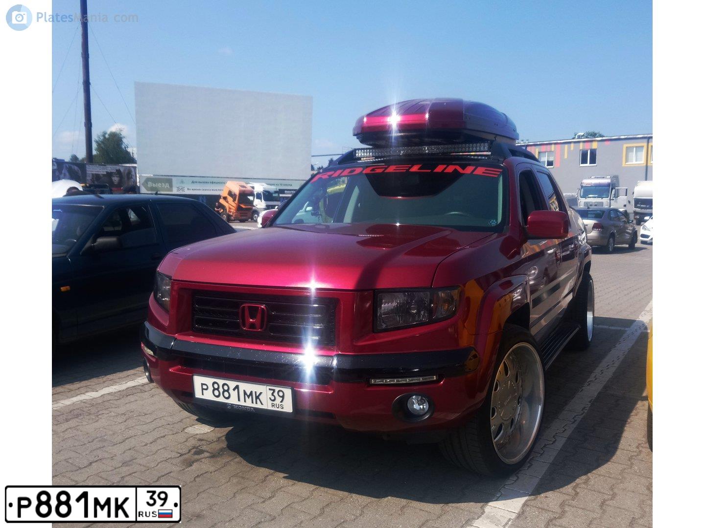 Фото автомобиля HONDA RIDGELINE, 2006 — госномер Р881МК39. Цвет: БОРДОВЫЙ