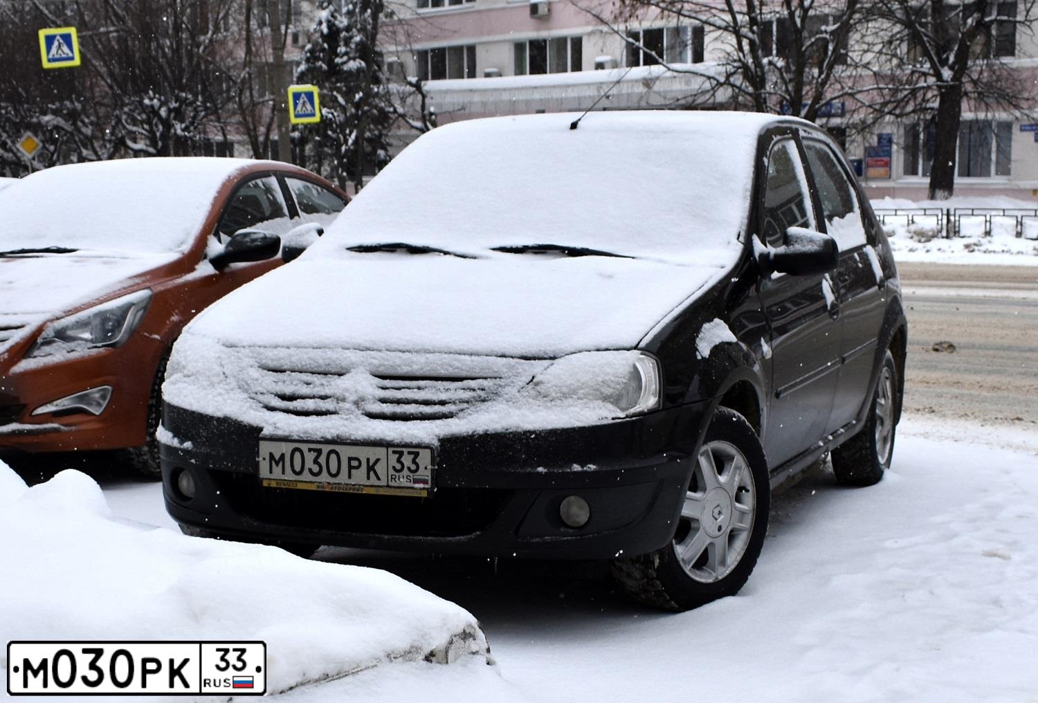 Фото автомобиля RENAULT LOGAN, 2013 — госномер М030РК33. Цвет: ЧЕРНЫЙ