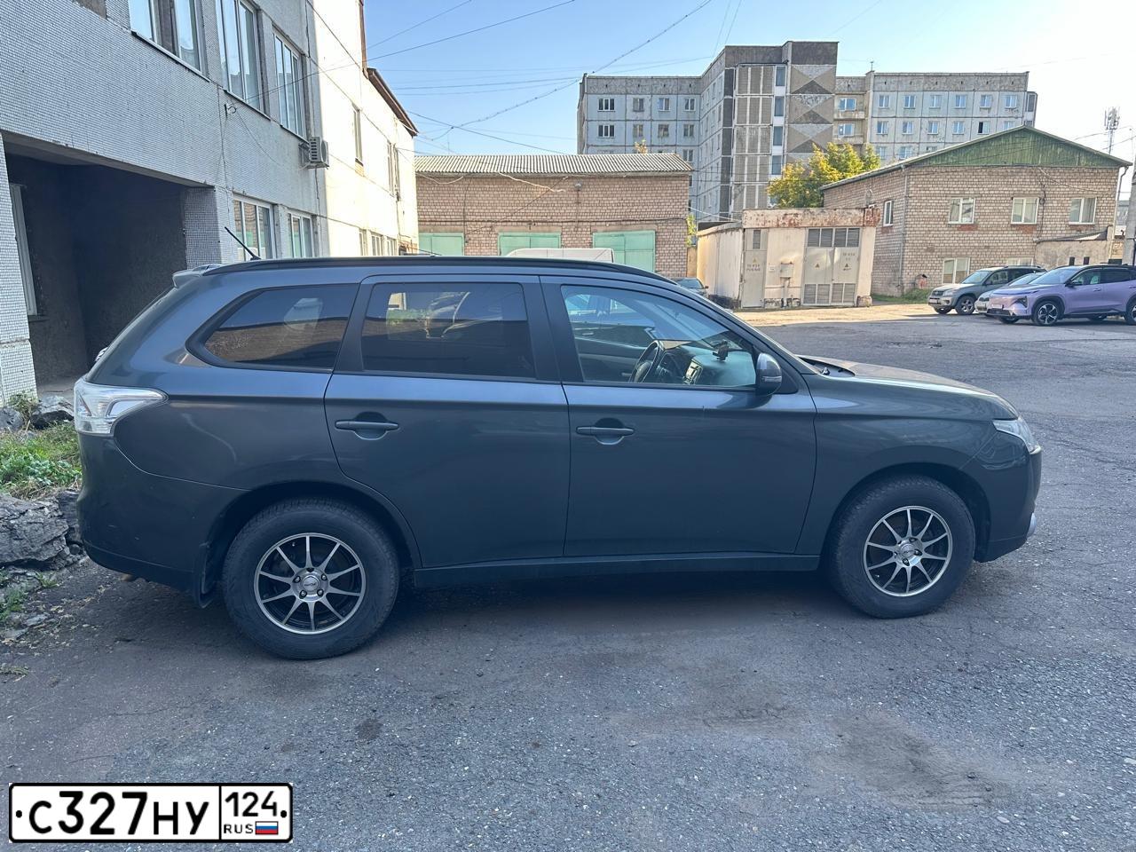 Фото автомобиля MITSUBISHI OUTLANDER, 2013 — госномер С327НУ124. Цвет: СЕРЫЙ