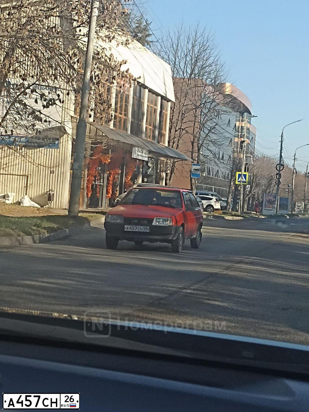 Фото автомобиля LADA 2108 SAMARA, 1988 — госномер А457СН26. Цвет: Красный