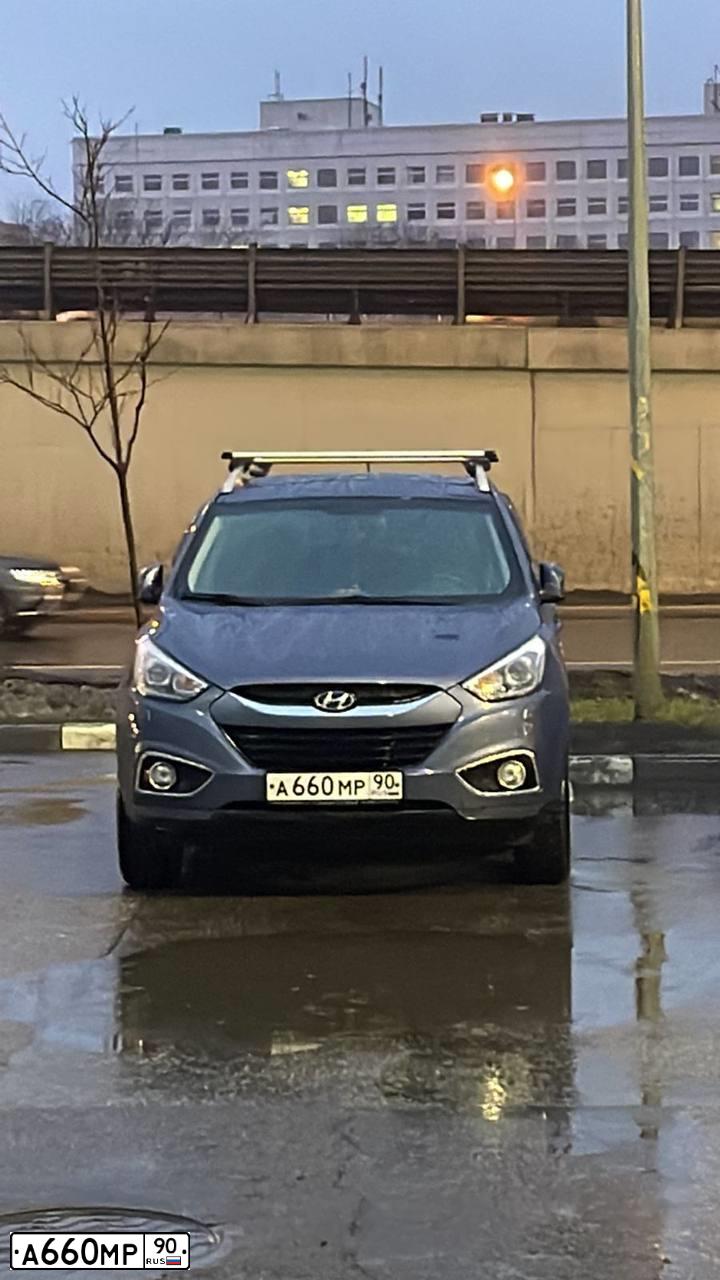 Фото автомобиля HYUNDAI TUCSON, 2008 — госномер А660МР90. Цвет: ТЕМНО-СЕРЫЙ