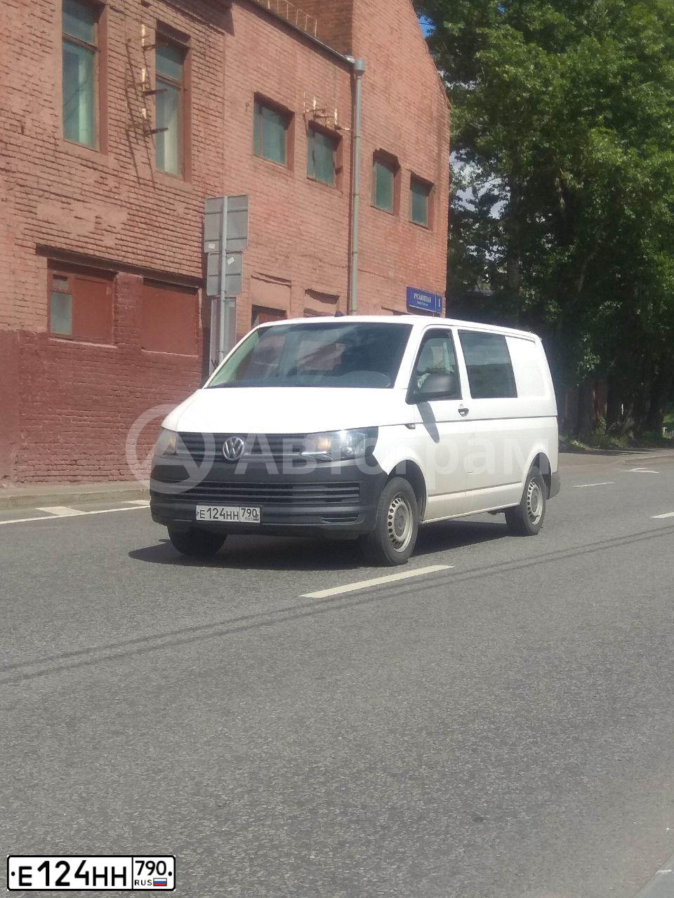 Фото автомобиля VOLKSWAGEN TRANSPORTER, 2017 — госномер У962ВМ799. Цвет: Белый