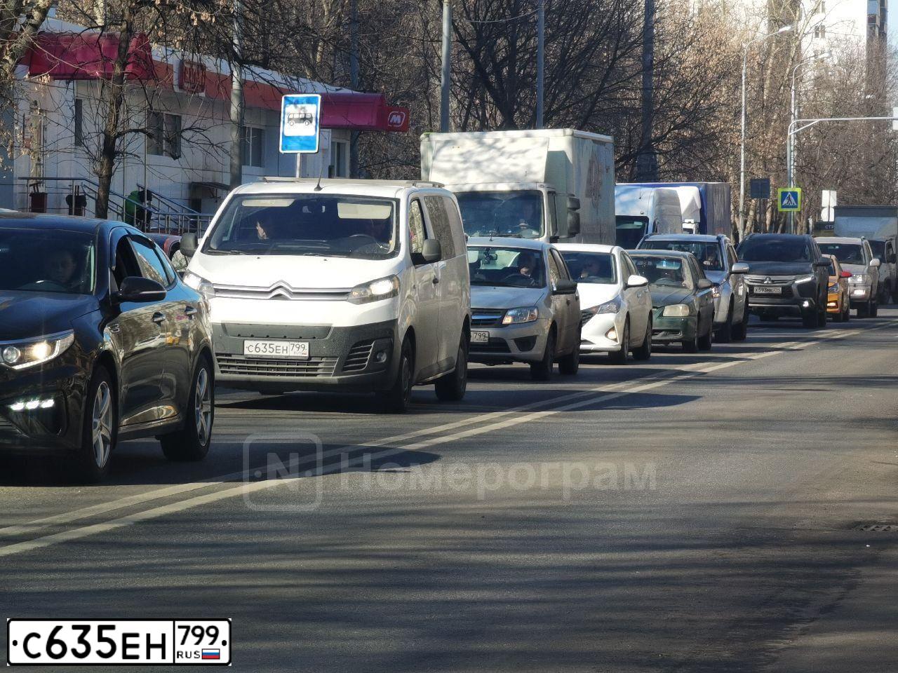 Фото автомобиля VOLKSWAGEN TRANSPORTER, 2018 — госномер С635ЕН799. Цвет: БЕЛЫЙ