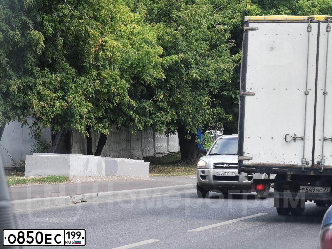 Фото автомобиля HYUNDAI TUCSON, 2008 — госномер О850ЕС199. Цвет: СЕРЕБРИСТЫЙ