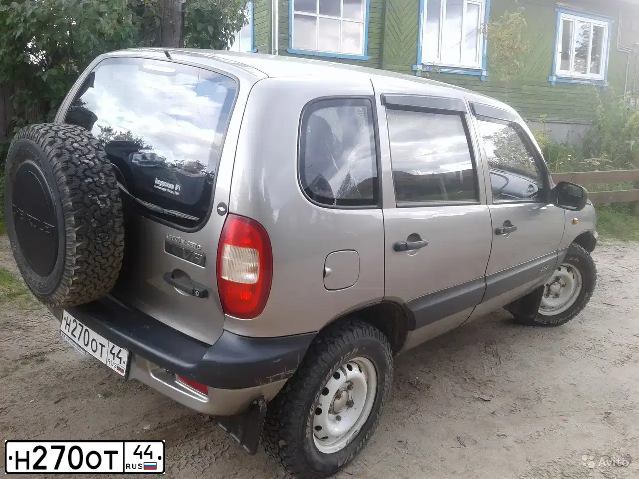 Фото автомобиля CHEVROLET NIVA, 2008 — госномер Н528МХ199. Цвет: СЕРО-КОРИЧНЕВЫЙ МЕТАЛЛИК