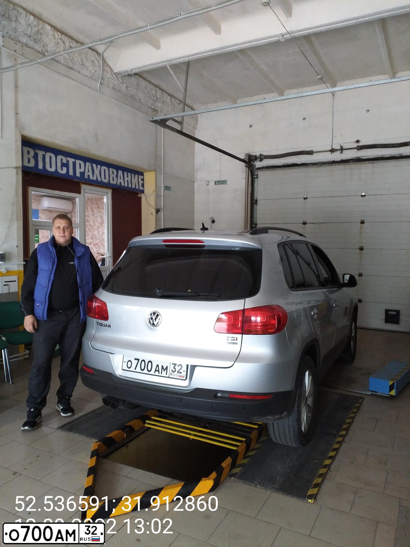 Фото автомобиля VOLKSWAGEN TIGUAN, 2012 — госномер М416ЕО32. Цвет: Серебристый