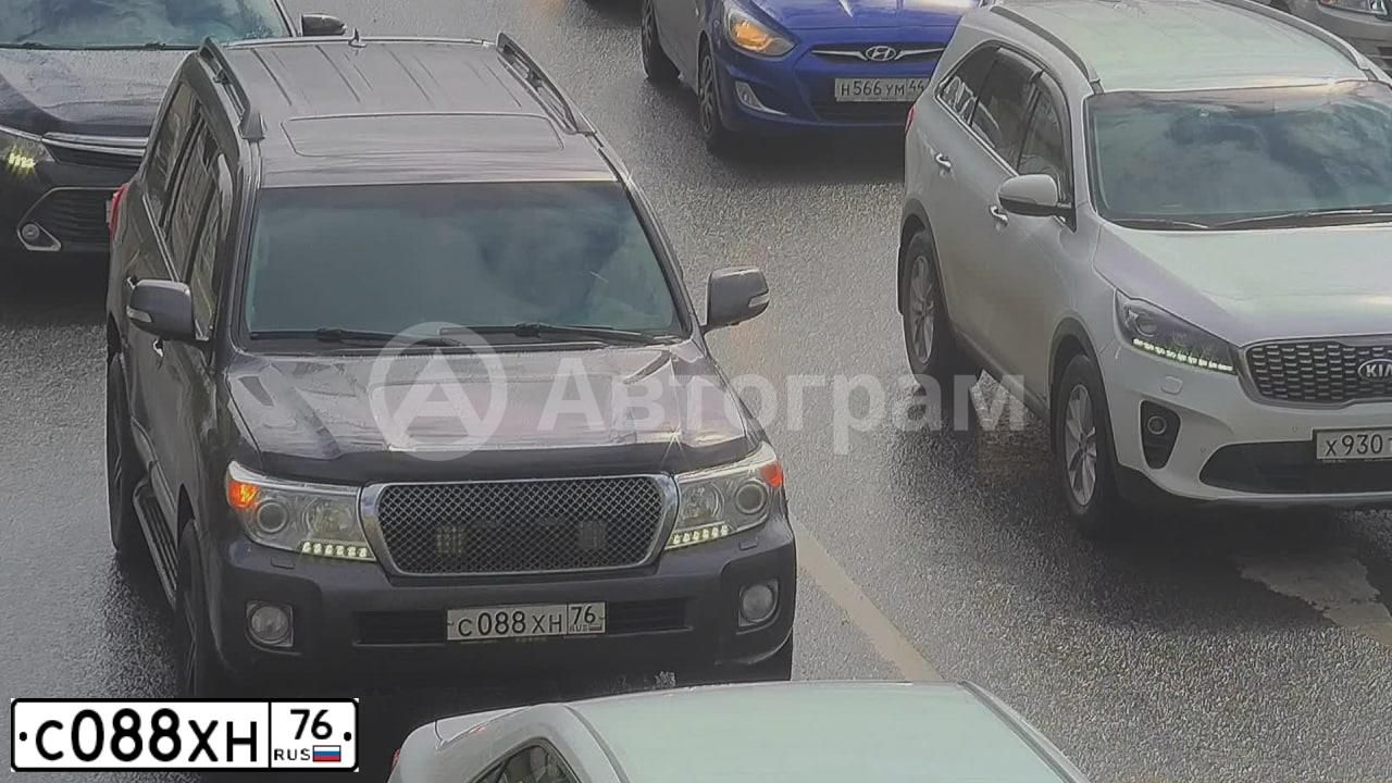 Фото автомобиля TOYOTA LANDCRUISER 200, 2013 — госномер С088ХН76. Цвет: Серый