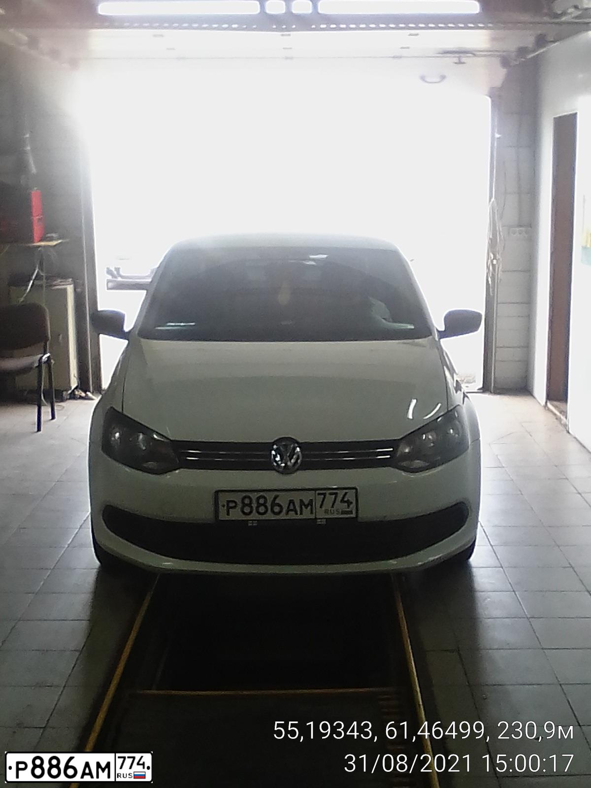 Фото автомобиля VOLKSWAGEN POLO, 2014 — госномер Р886АМ774. Цвет: Белый
