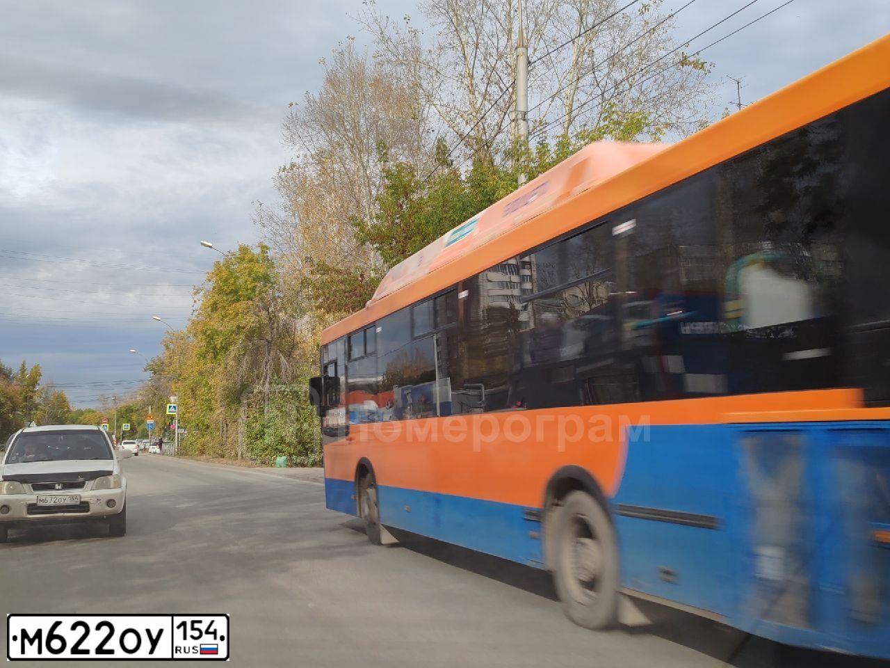 Фото автомобиля LADA LARGUS, 2015 — госномер Т642АС196. Цвет: Серебристый