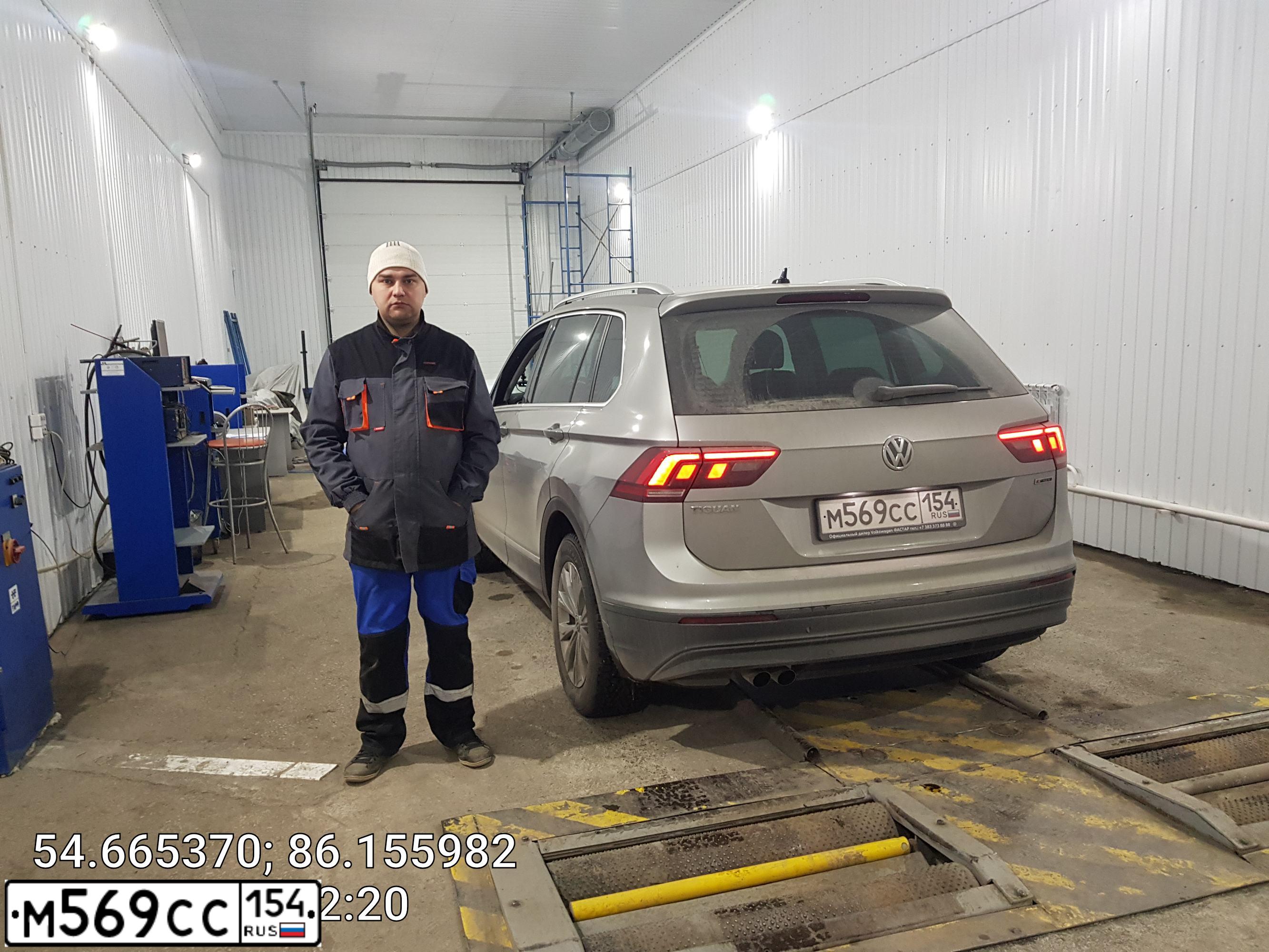 Фото автомобиля VOLKSWAGEN TIGUAN, 2018 — госномер Р597МА154. Цвет: Серебристый