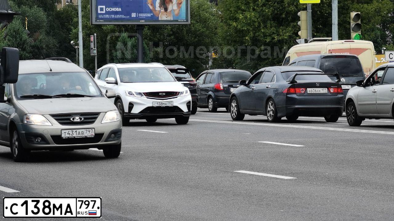 Фото автомобиля GEELY COOLRAY DА41КЕ5, 2022 — госномер С138МА797. Цвет: Белый