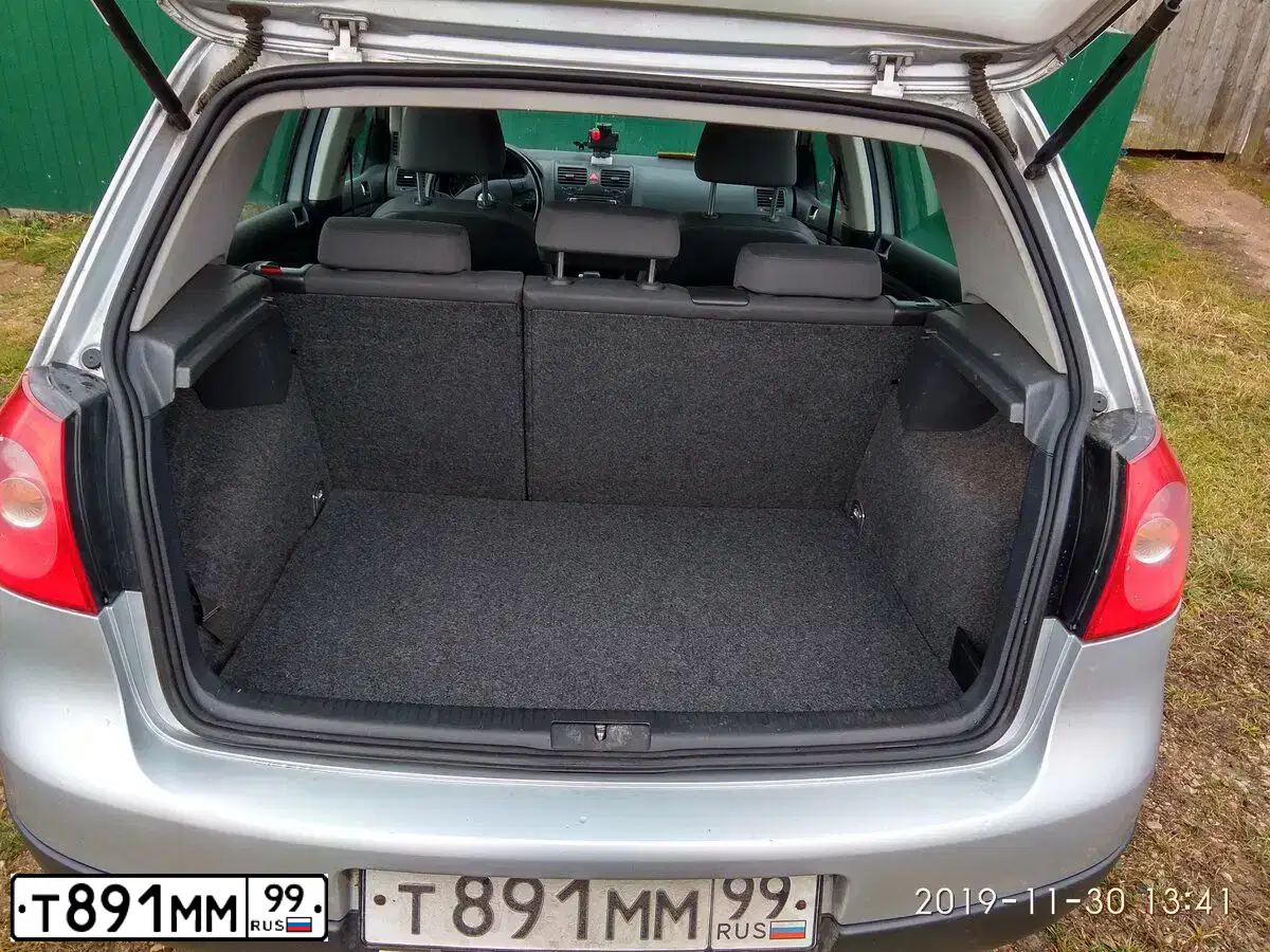 Фото автомобиля VOLKSWAGEN GOLF, 2008 — госномер Р717АМ32. Цвет: СЕРЕБРИСТЫЙ
