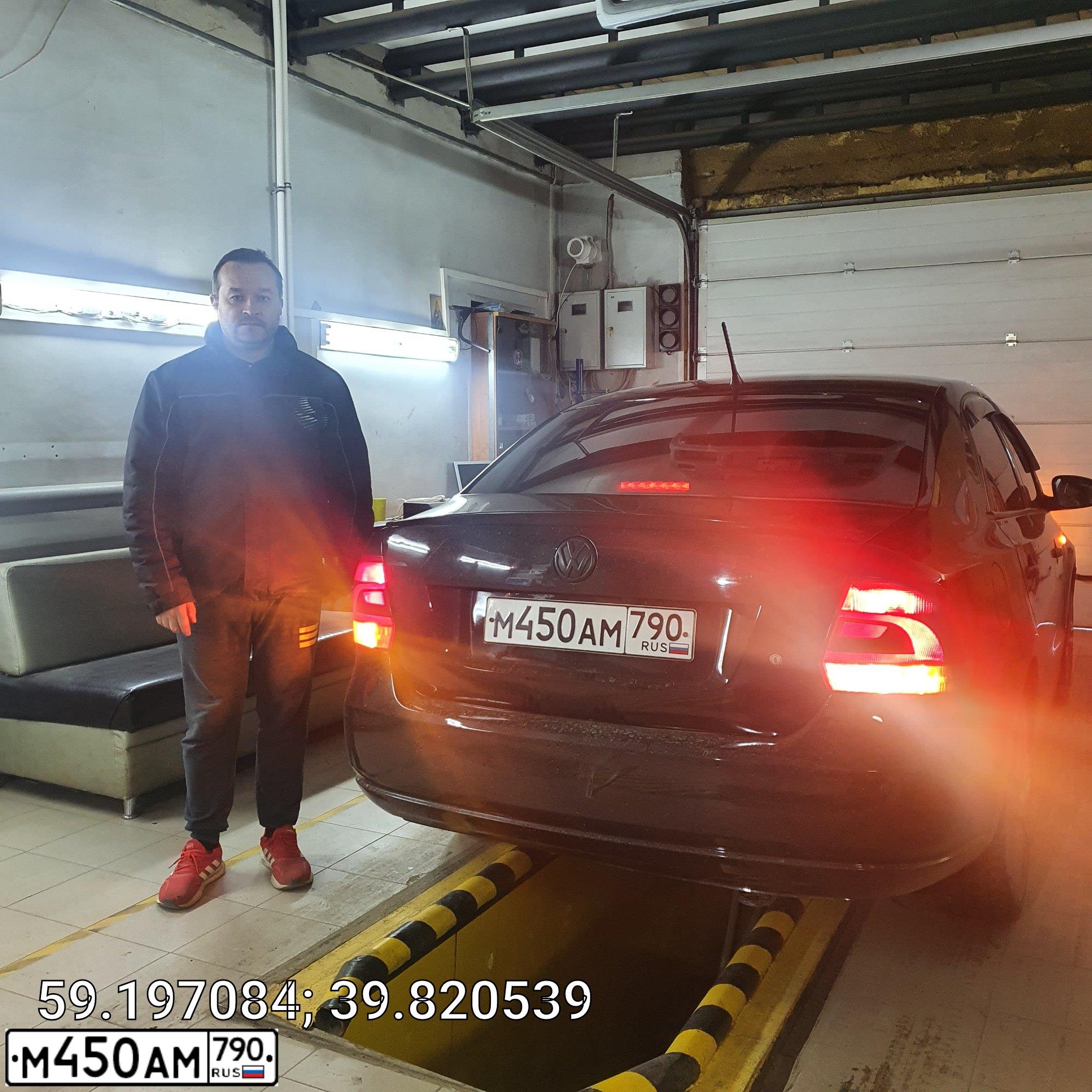 Фото автомобиля VOLKSWAGEN POLO, 2011 — госномер М450АМ790. Цвет: ЧЕРНЫЙ