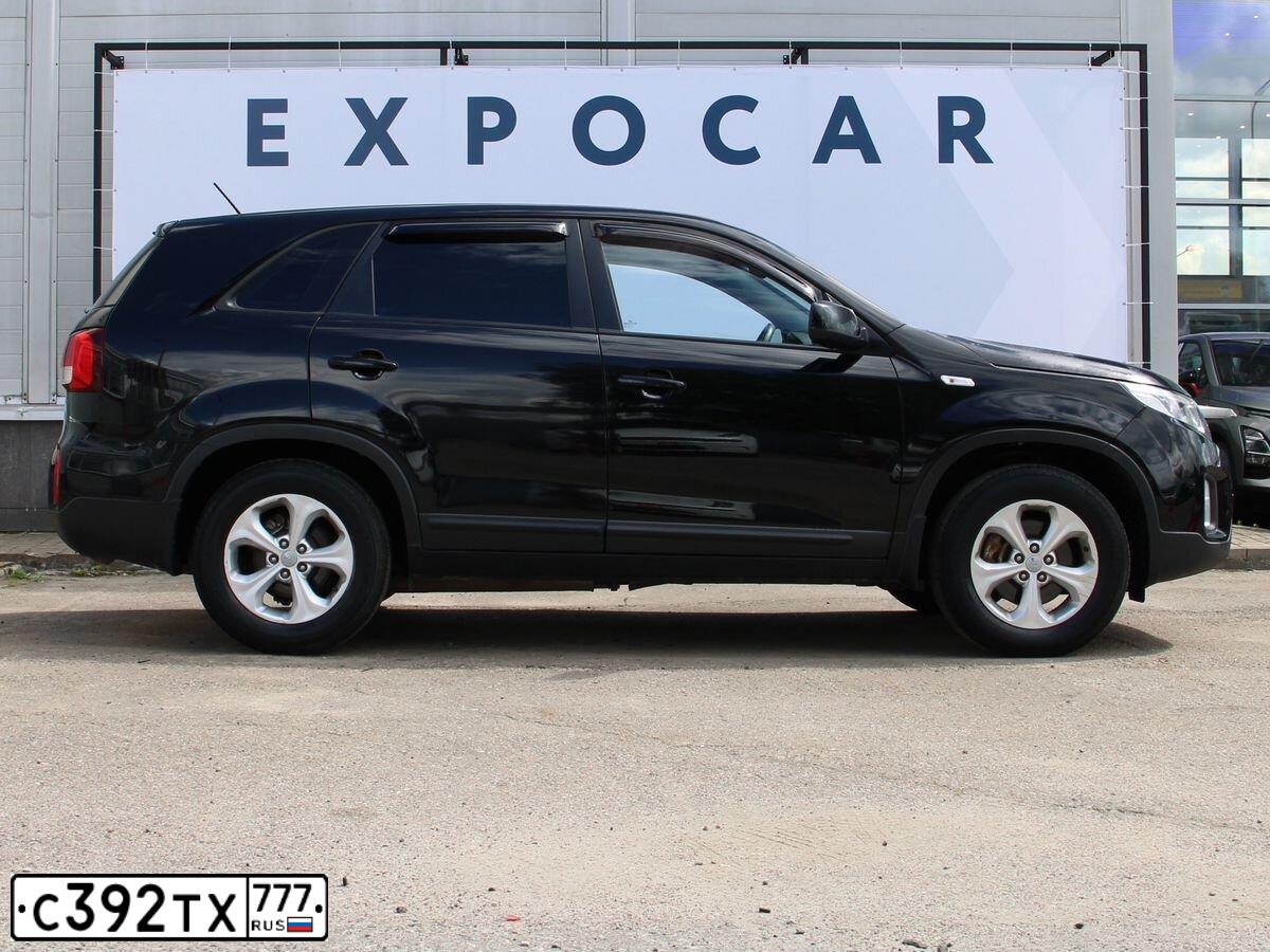 Фото автомобиля KIA SORENTO, 2013 — госномер С392ТХ777. Цвет: ЧЕРНЫЙ