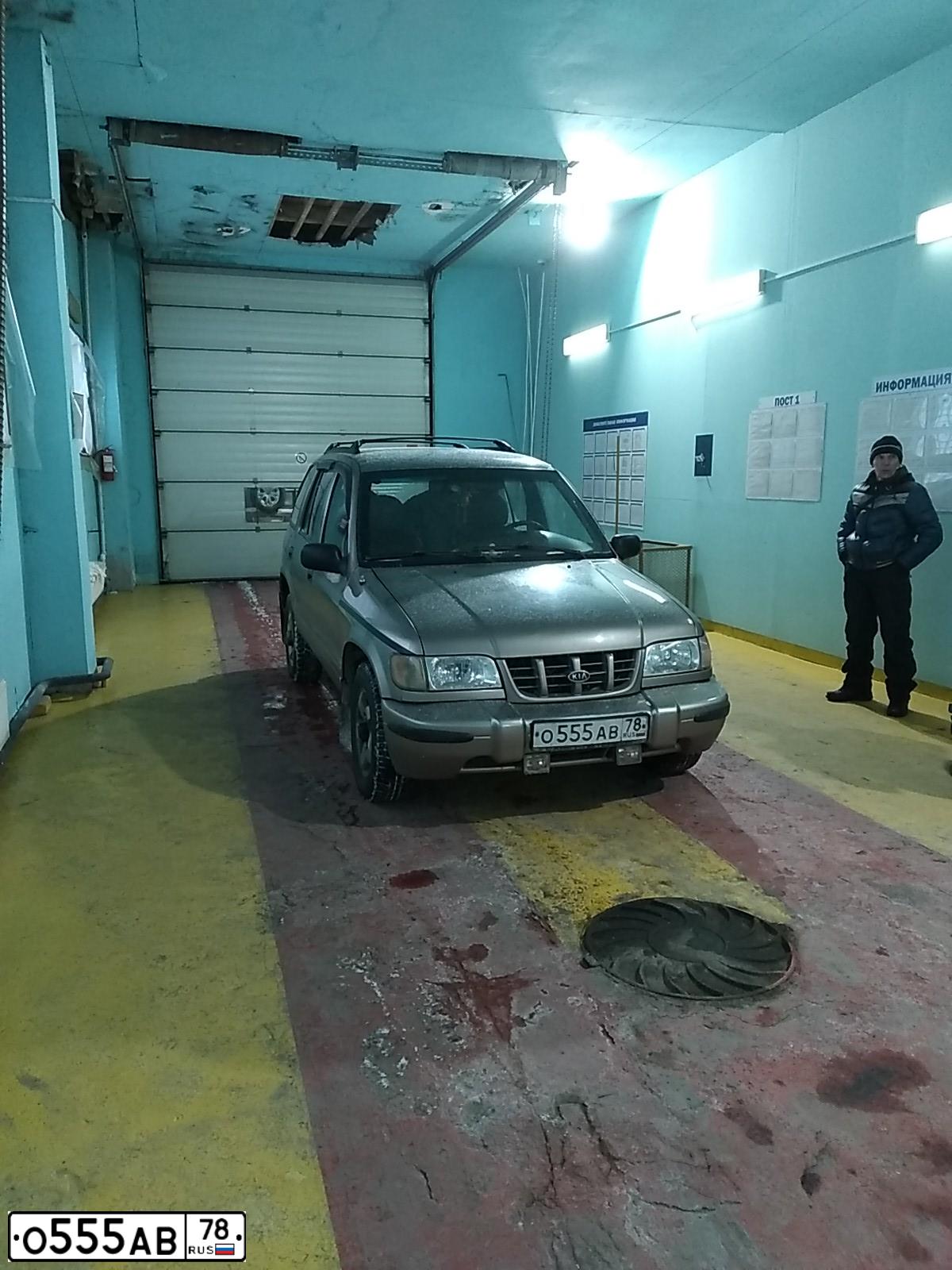 Фото автомобиля KIA SPORTAGE, 2001 — госномер О555АВ78. Цвет: СЕРЫЙ
