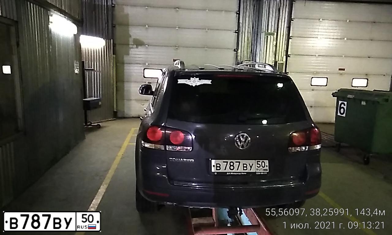 Фото автомобиля МОСКВИЧ 214101, 1993 — госномер В787ВУ50. Цвет: ВИШНЕВЫЙ