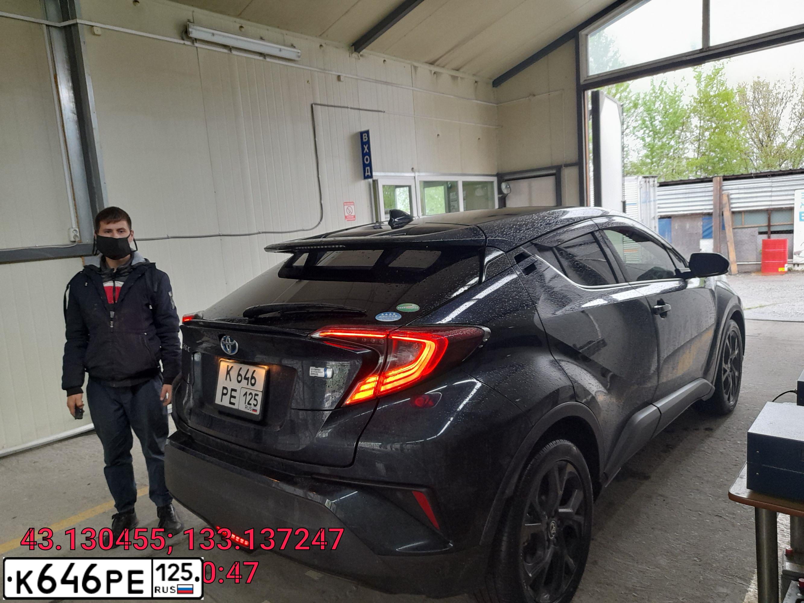 Фото автомобиля TOYOTA CAMRY, 2013 — госномер К646РЕ125. Цвет: Белый