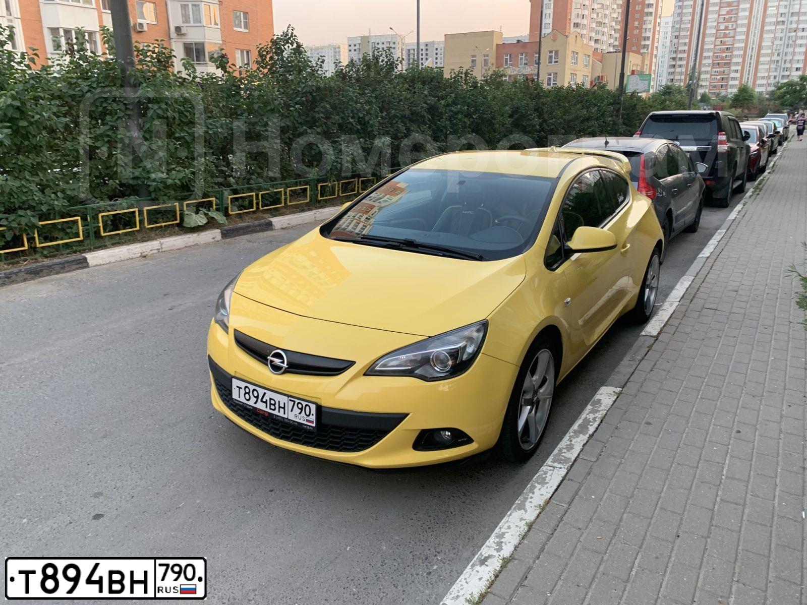 Фото автомобиля OPEL ASTRA, 2013 — госномер Е698КМ790. Цвет: ЖЕЛТЫЙ