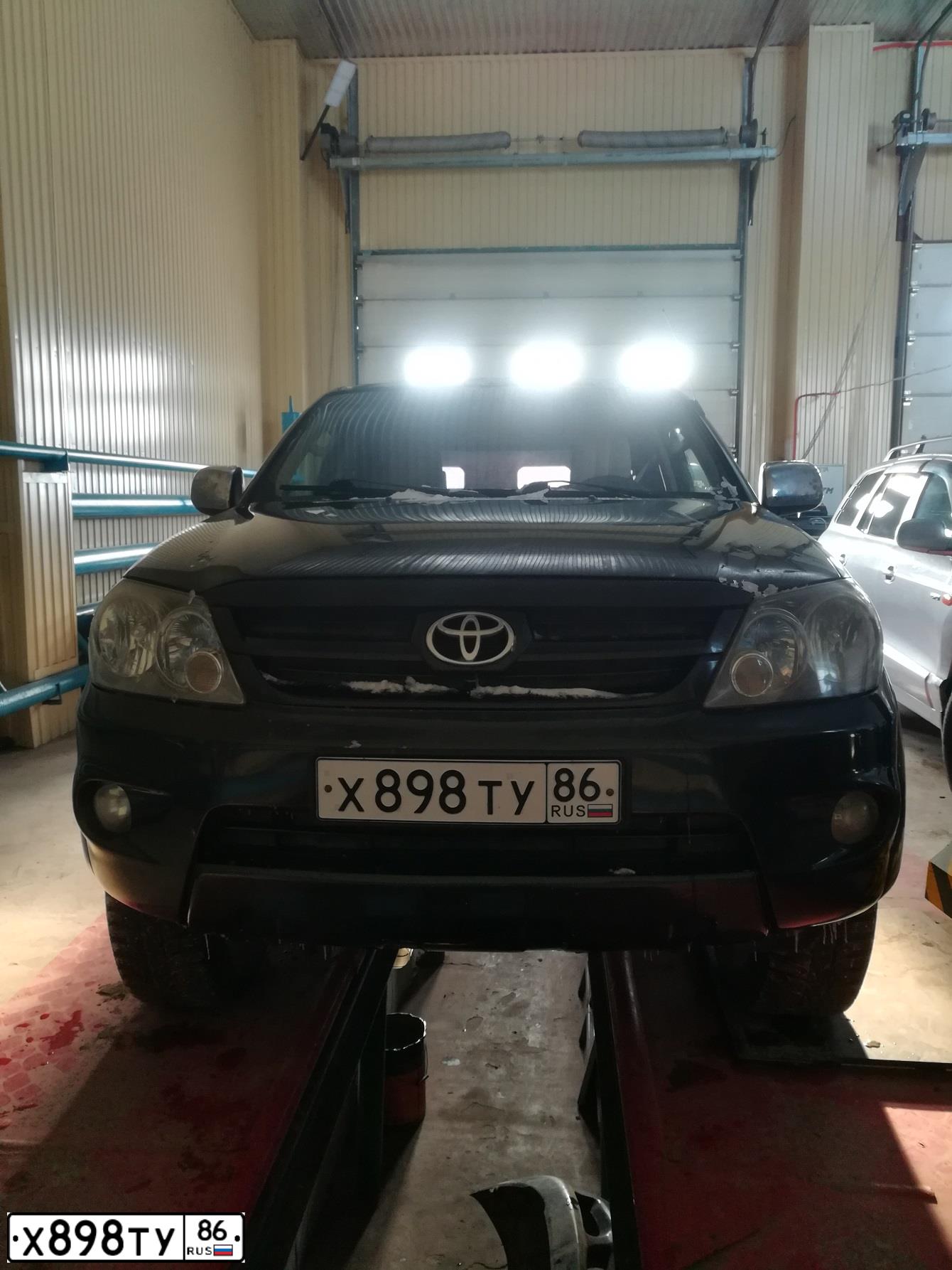 Фото автомобиля TOYOTA AVENSIS, 2006 — госномер Х898ТУ86. Цвет: Коричневый