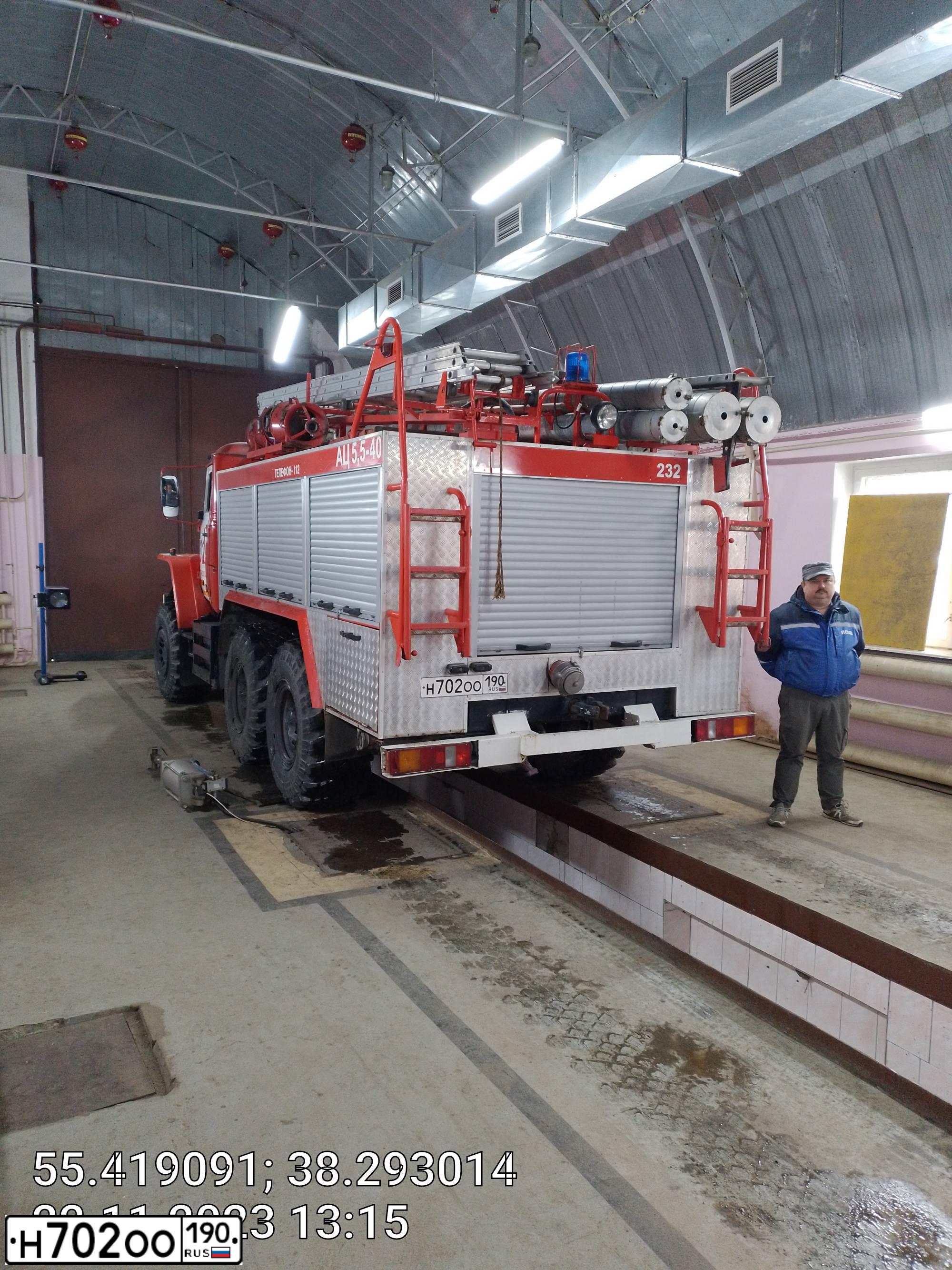 Фото автомобиля URAL 5557 /6X6/, 2011 — госномер Н702ОО190. Цвет: ЦВ СХ А6 ПО ГОСТ Р 50574-2019