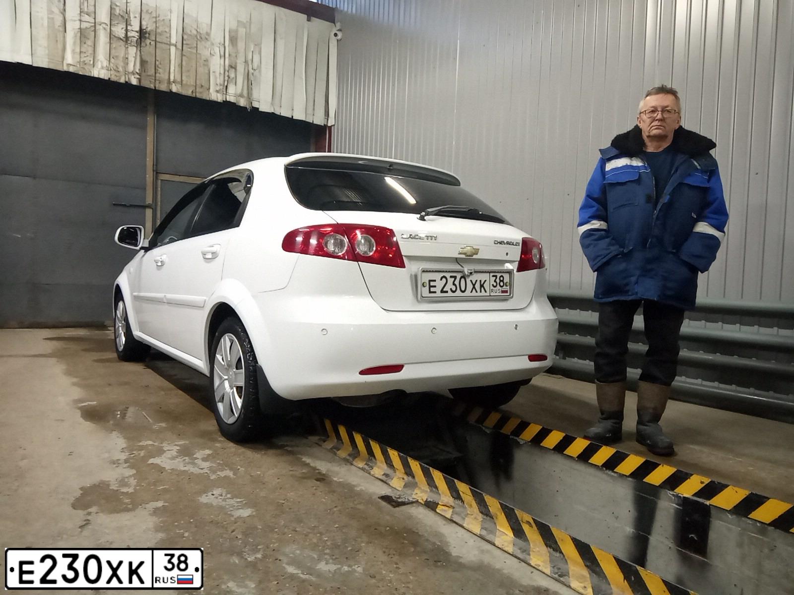 Фото автомобиля CHEVROLET LACETTI, 2011 — госномер Е230ХК38. Цвет: Белый
