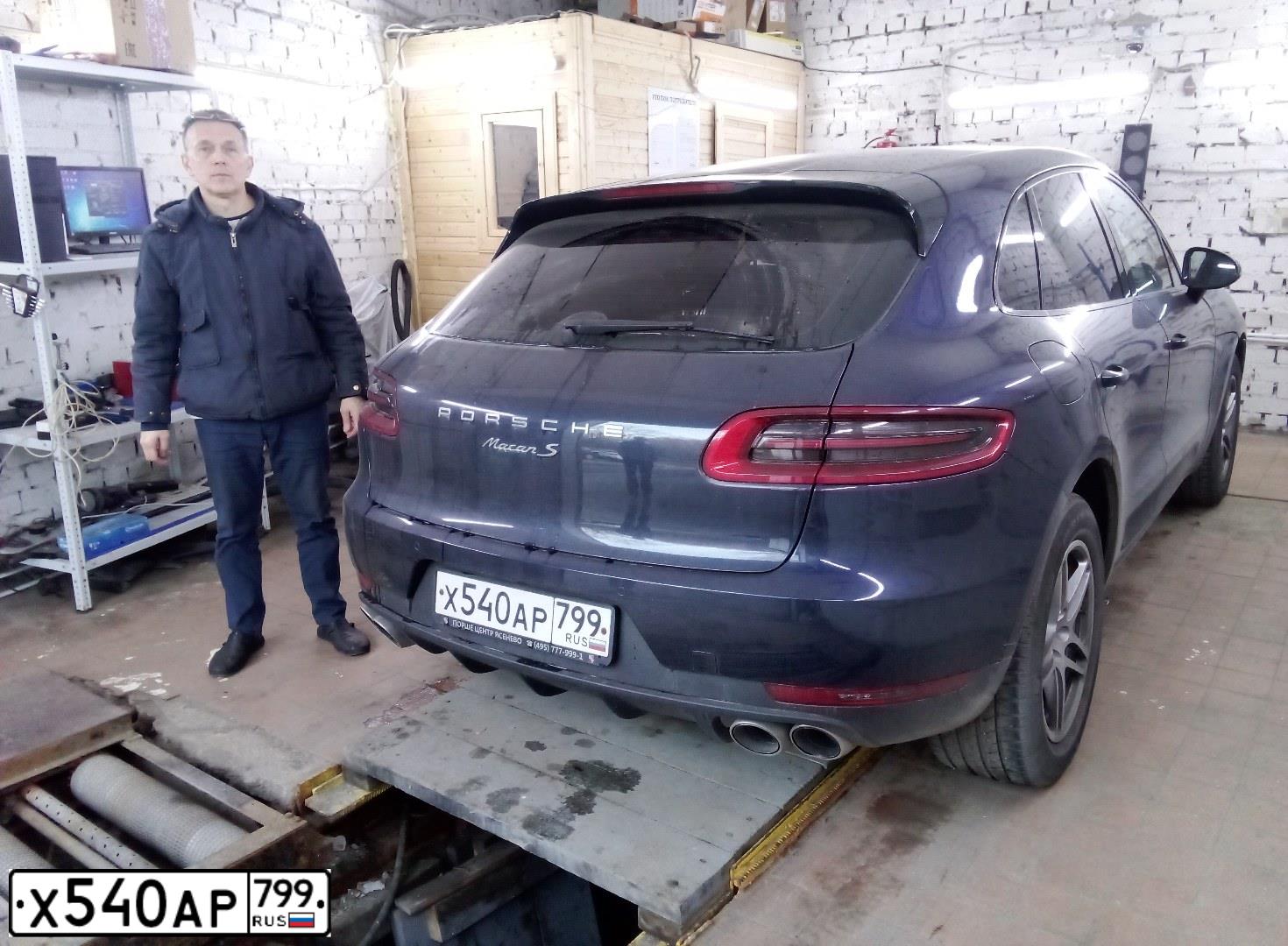 Фото автомобиля PORSCHE MACAN, 2017 — госномер Х540АР799. Цвет: СИНИЙ