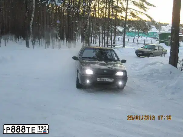 Фото автомобиля LADA 2114 SAMARA, 2009 — госномер Р888ТЕ190. Цвет: Сине-Черный