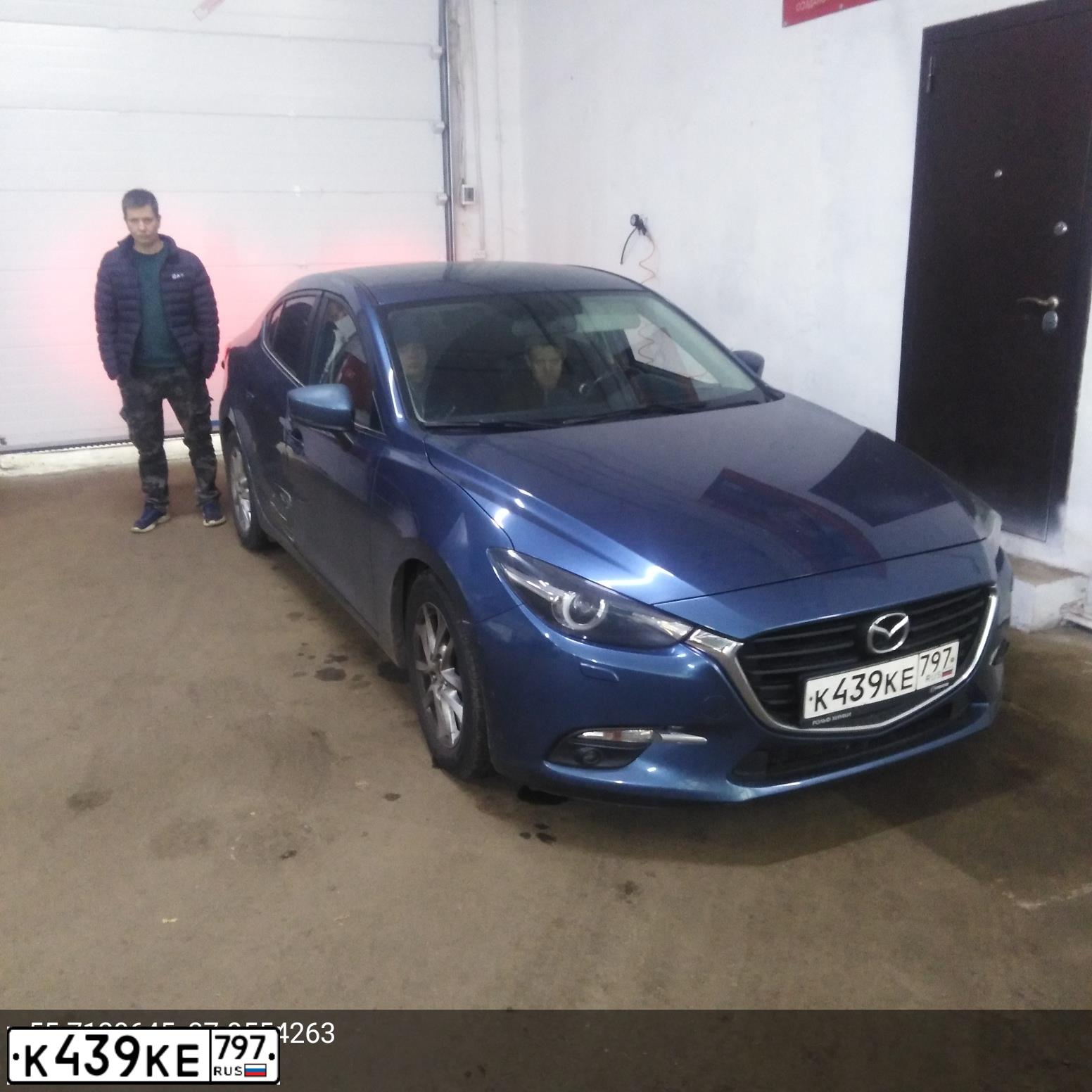 Фото автомобиля MAZDA 3, 2018 — госномер О876КВ799. Цвет: СИНИЙ
