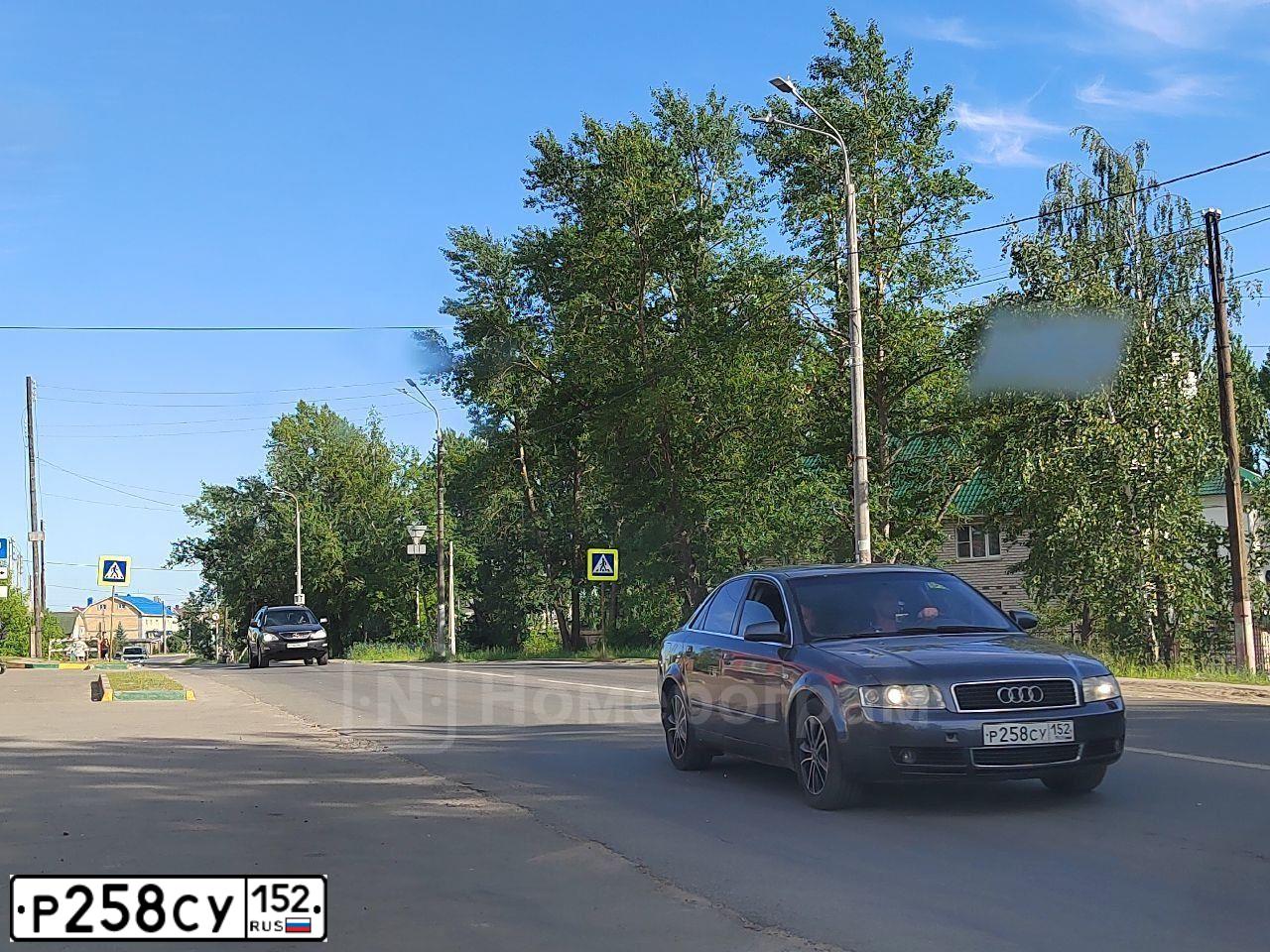Фото автомобиля AUDI A4, 2001 — госномер Н002РС152. Цвет: ТЕМНО-СЕРЫЙ