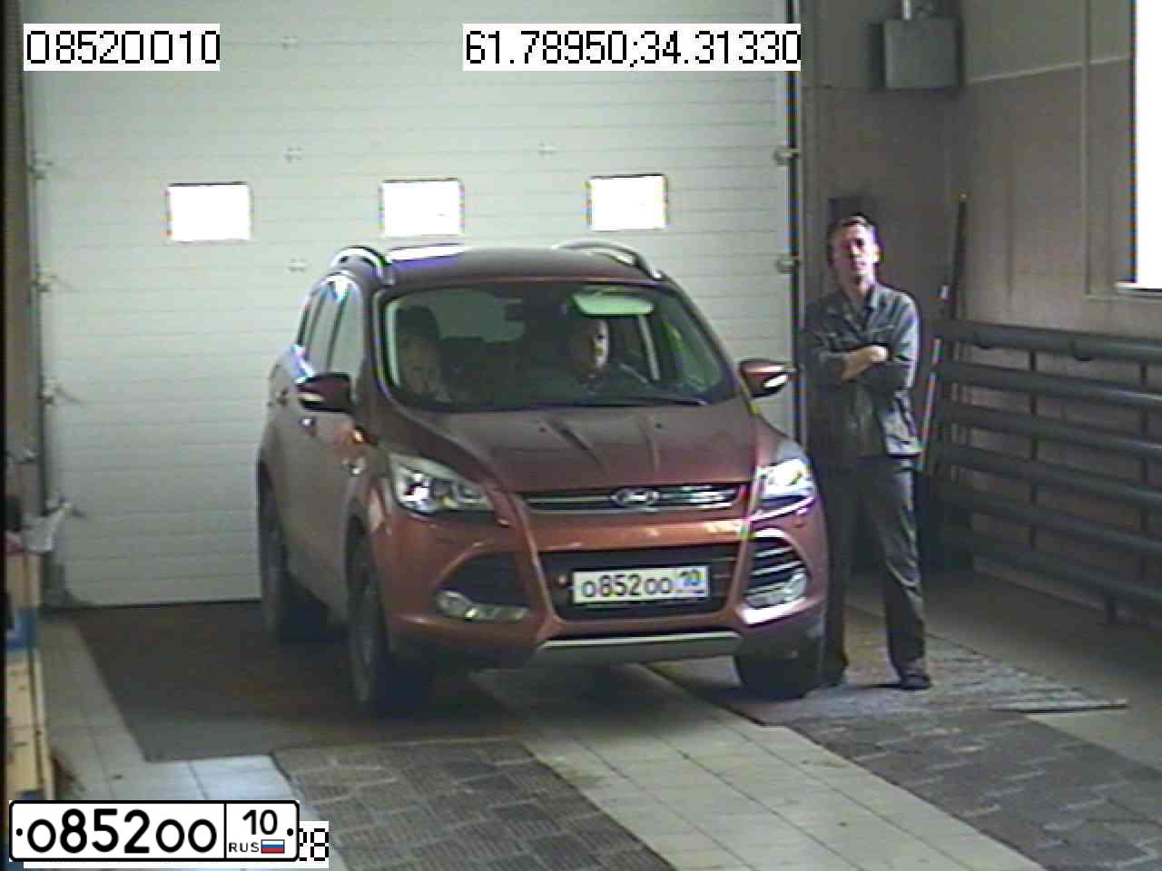 Фото автомобиля FORD KUGA, 2016 — госномер О852ОО10. Цвет: КОРИЧНЕВЫЙ