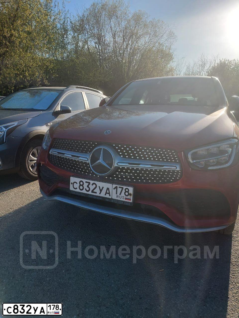 Фото автомобиля AUDI Q3, 2014 — госномер В142АЕ198. Цвет: ОРАНЖЕВЫЙ
