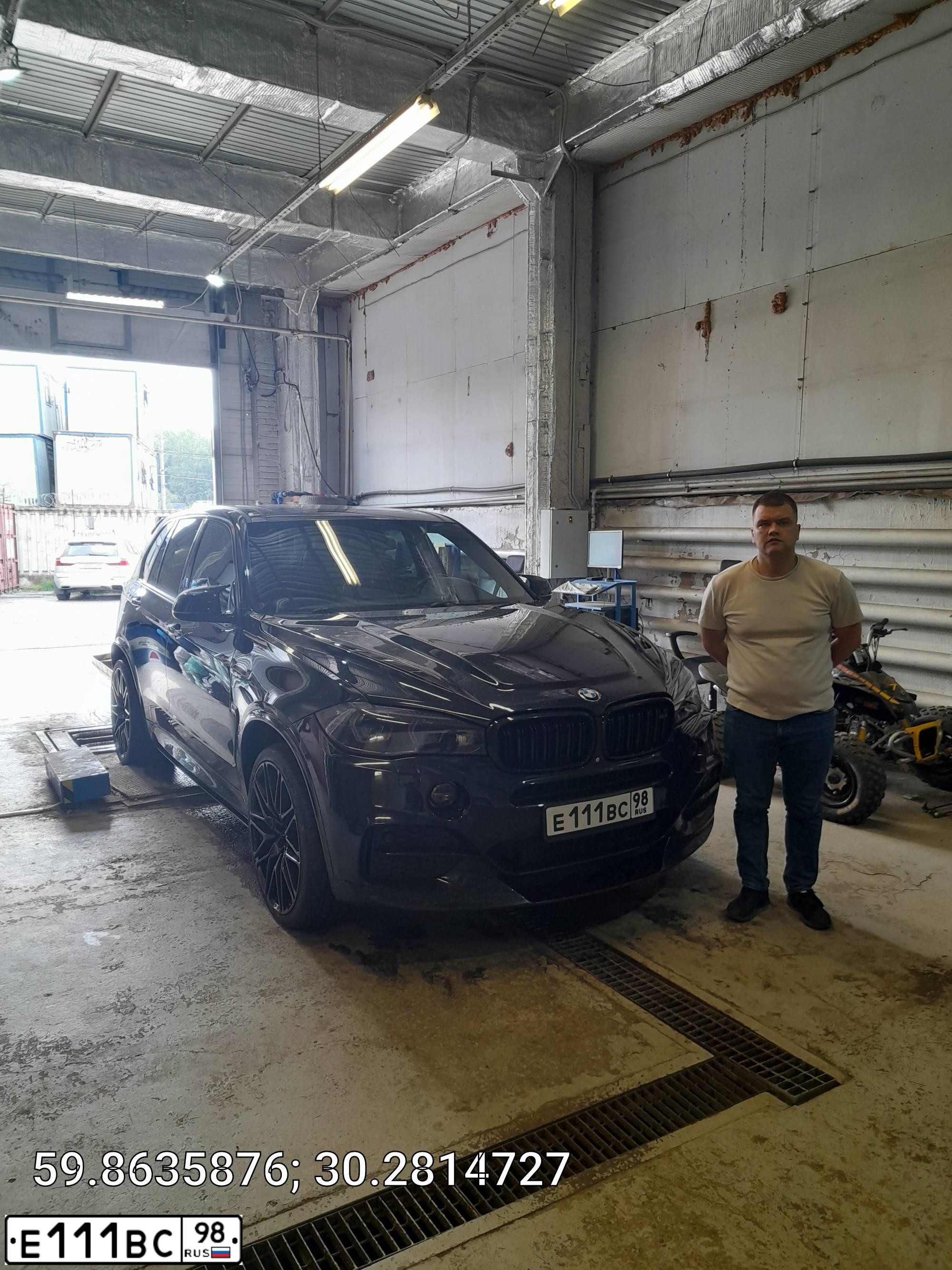 Фото автомобиля BMW X5M, 2014 — госномер Е111ВС98. Цвет: Темно-синий