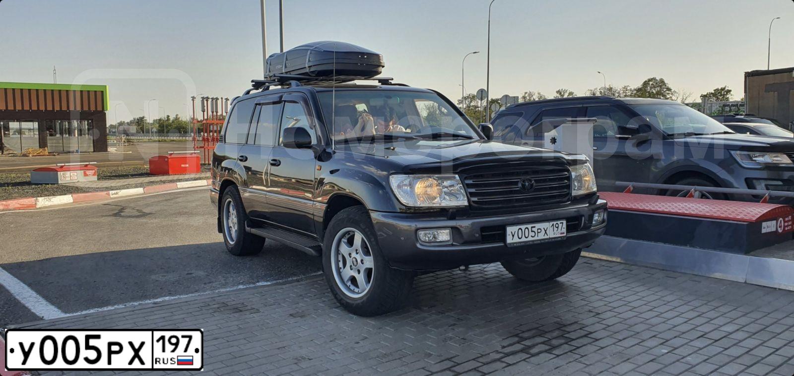Фото автомобиля TOYOTA LANDCRUISER 200, 2011 — госномер У005РХ197. Цвет: ЧЕРНЫЙ