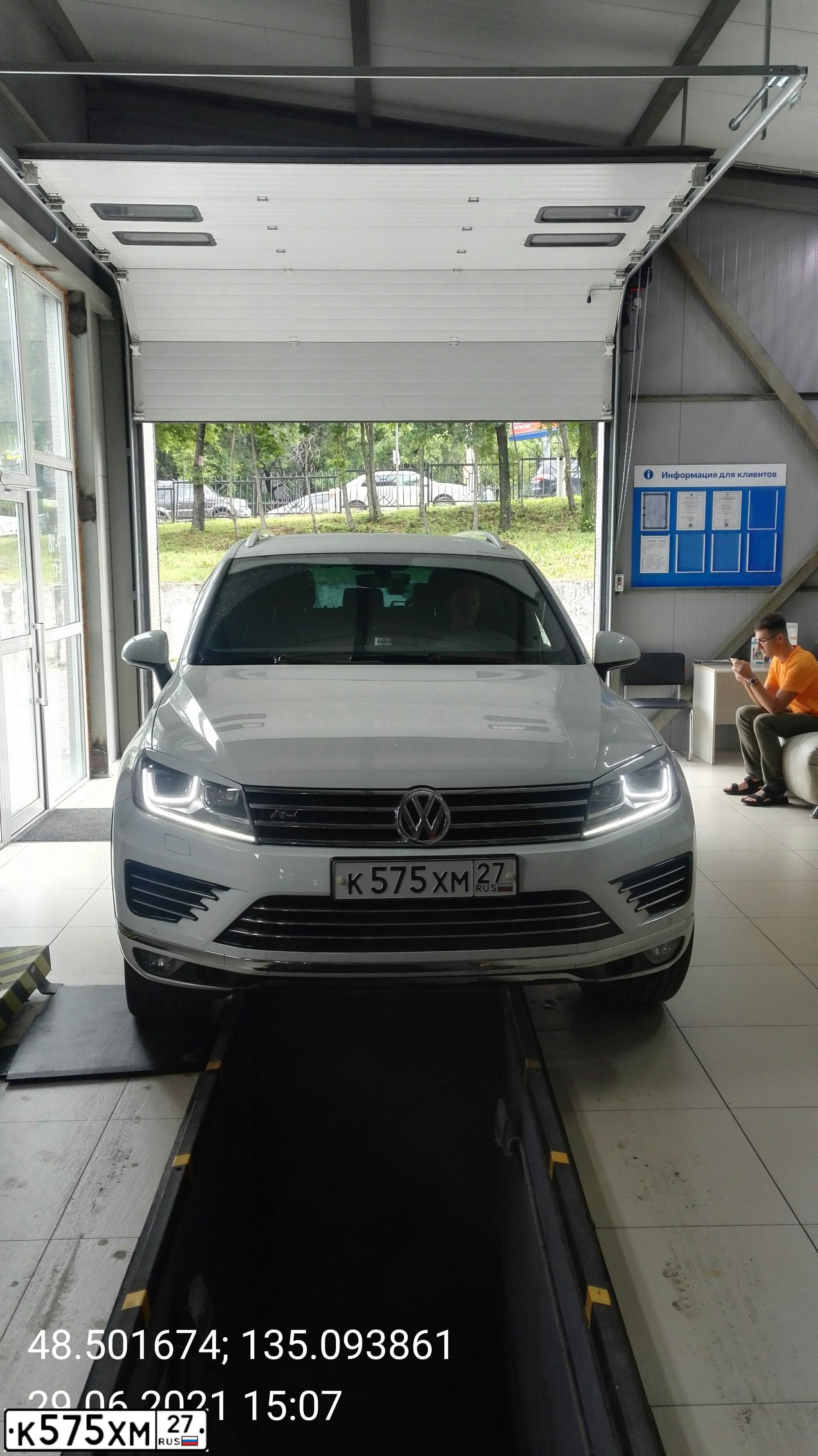 Фото автомобиля VOLKSWAGEN TOUAREG, 2017 — госномер К575ХМ27. Цвет: Белый