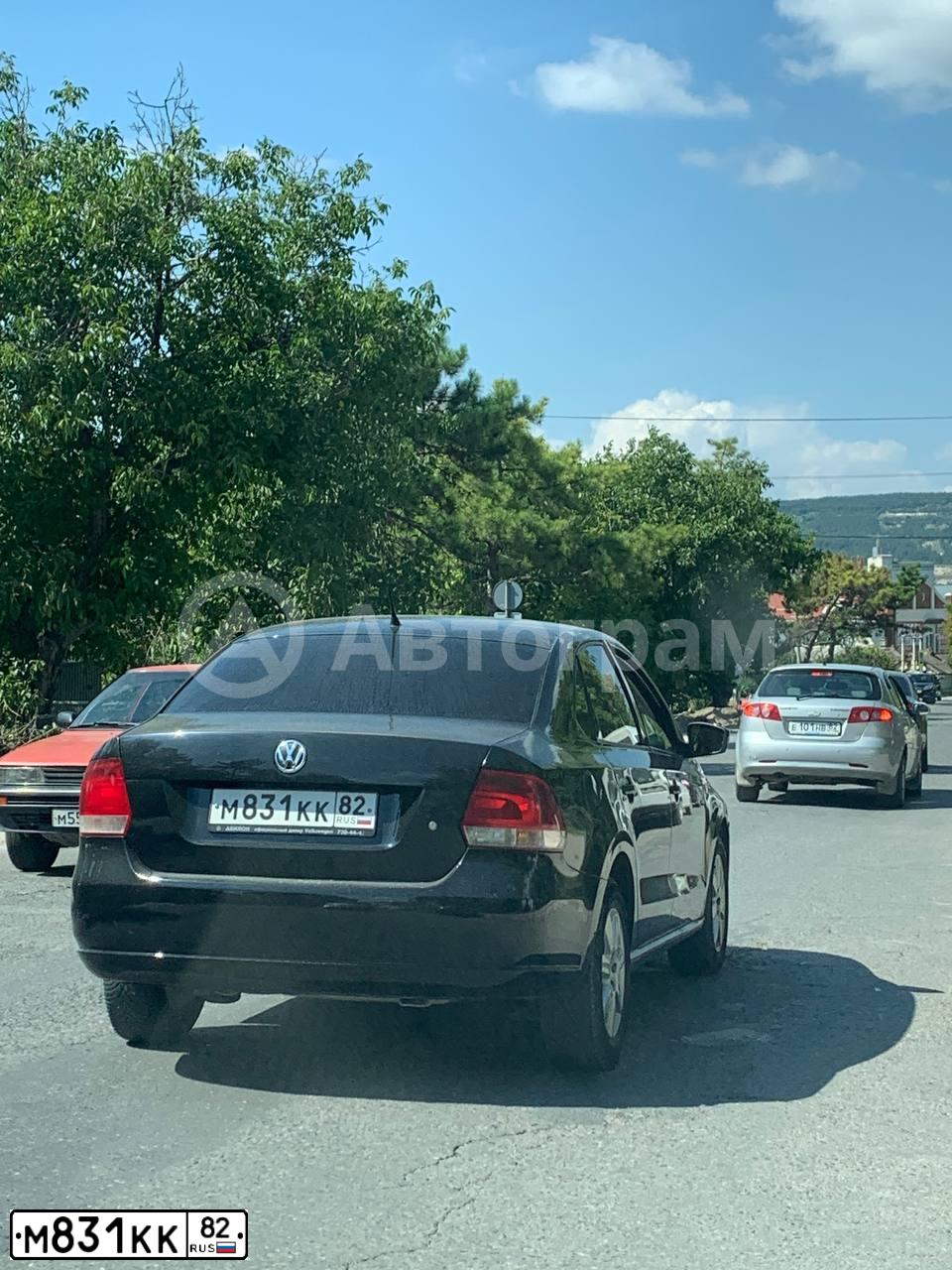 Фото автомобиля VOLKSWAGEN POLO, 2011 — госномер М831КК82. Цвет: ЧЕРНЫЙ