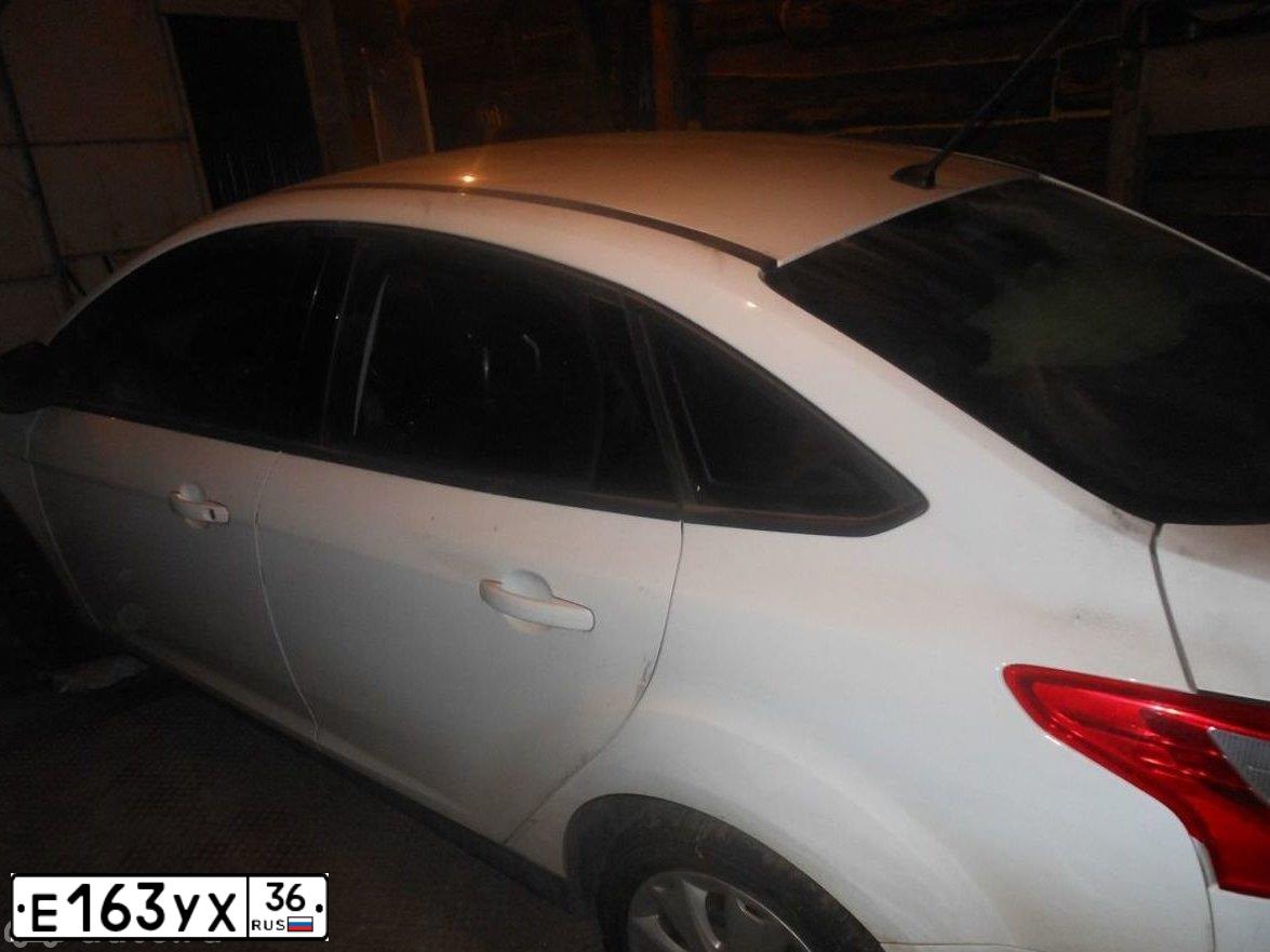 Фото автомобиля FORD FOCUS, 2013 — госномер Е163УХ36. Цвет: Белый