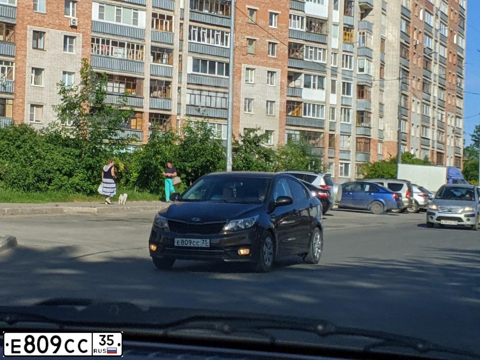 Фото автомобиля KIA RIO, 2016 — госномер Е809СС35. Цвет: Коричневый