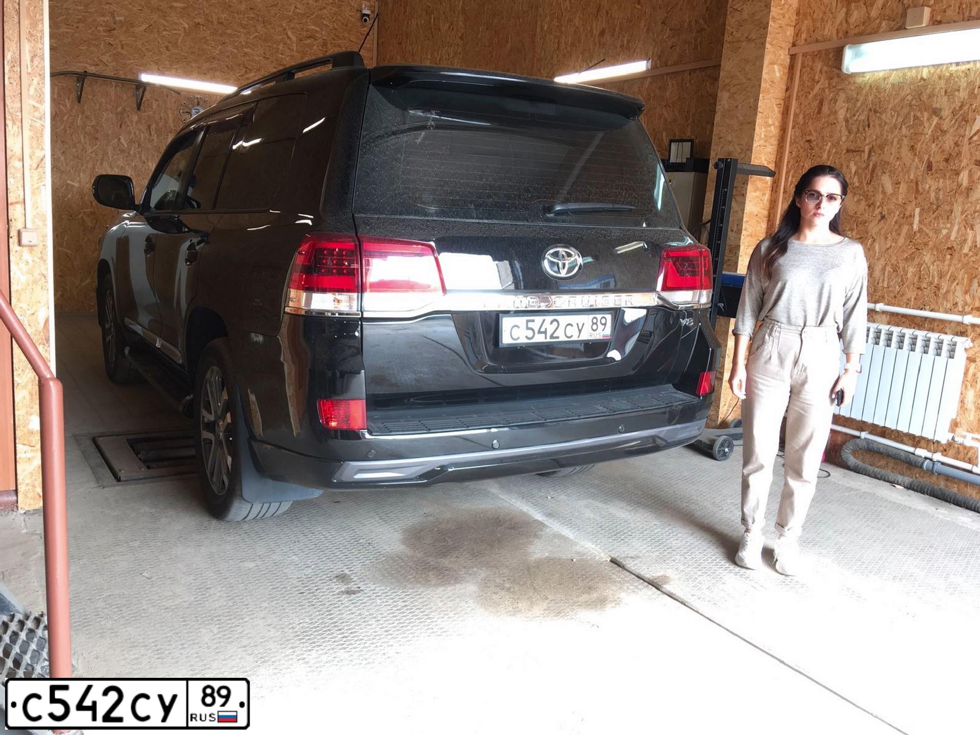 Фото автомобиля TOYOTA LAND CRUISER 200, 2008 — госномер С696РМ89. Цвет: ЧЕРНЫЙ